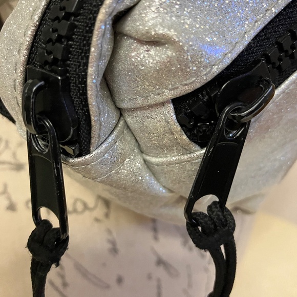 💐Converse All Star Chuck Taylor Glitter Waist Pouch in Silver Glitter - Picture 5 of 8